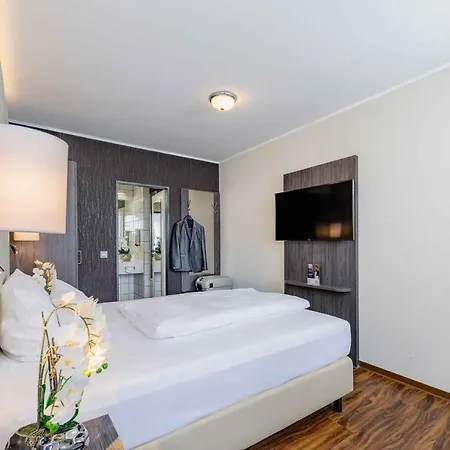 Western Plaza Hotel 3*