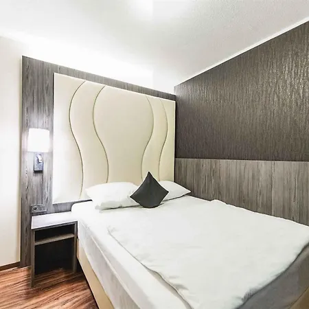Western Plaza 3*