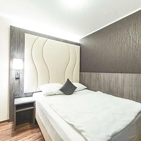 Western Plaza 3*